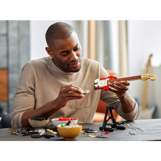 LEGO IDEAS 21329 FENDER STRATOCASTER