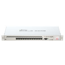 Mikrotik CCR1016-12G router zapojený do sítě Gigabit Ethernet